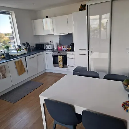 1 Bed Flat At Forest Hill Station Apartment *