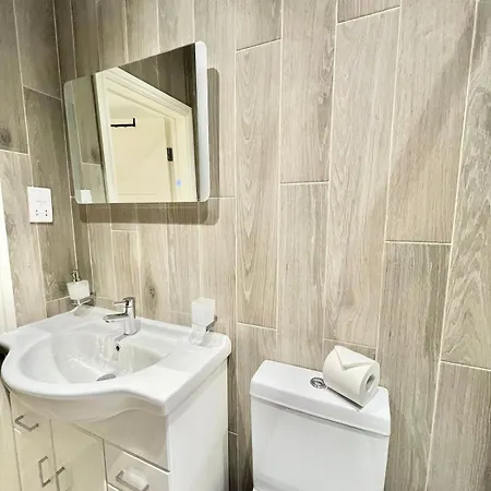Charming & Spacious 1-bed - 2-min Walk To Tube & Shops イーリング