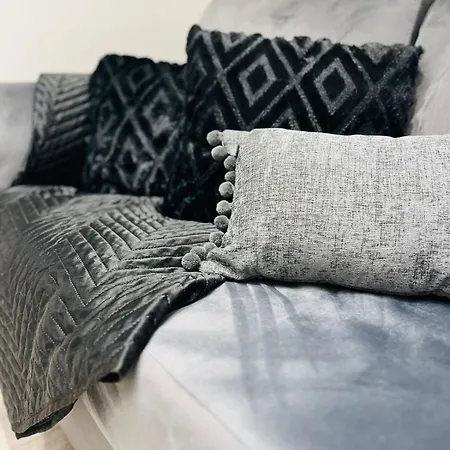 Charming & Spacious 1-bed - 2-min Walk To Tube & Shops アパート イーリング