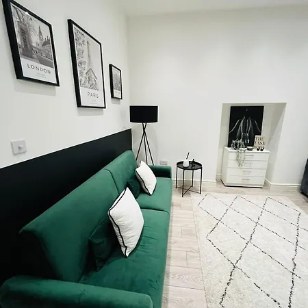 Charming & Spacious 1-bed - 2-min Walk To Tube & Shops *