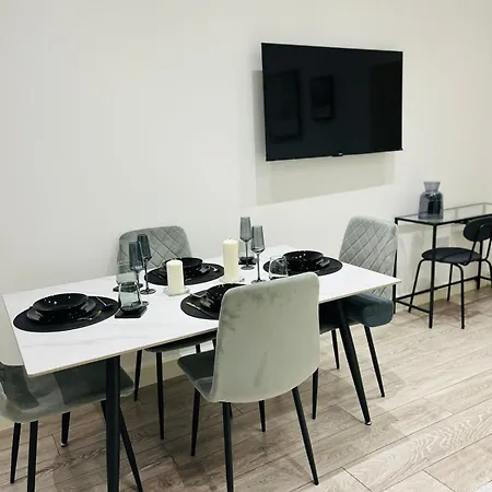 Charming & Spacious 1-bed - 2-min Walk To Tube & Shops *