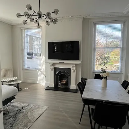 - Chalk Farm Station Apartment *