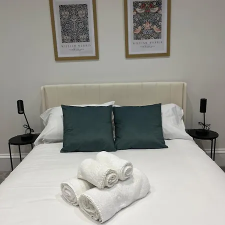 - Chalk Farm Station Apartment *