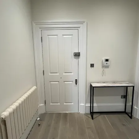 - Chalk Farm Station Apartment