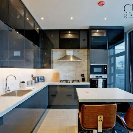 Stylish Penthouse With Views / Balcony Ac Apartment