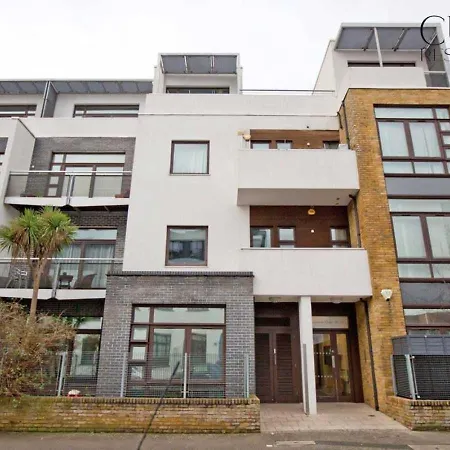 Stylish Penthouse With Views / Balcony Ac Apartment