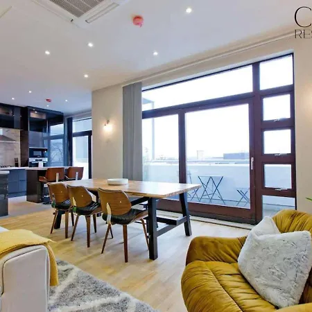 Stylish Penthouse With Views / Balcony Ac