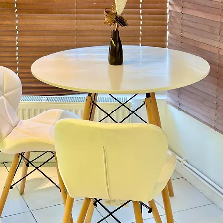 Sleek & Bright Balcony Flat Perfect Escape لندن