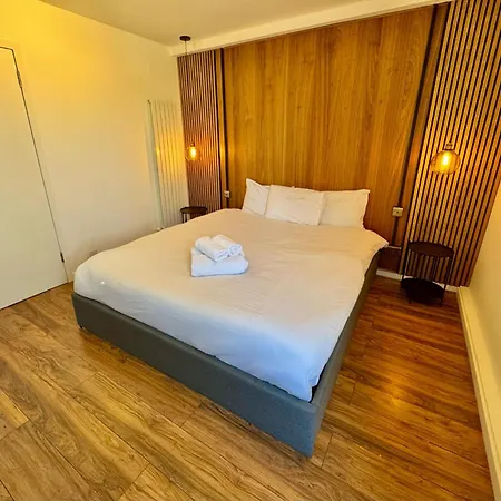 Sleek & Bright Balcony Flat Perfect Escape شقة