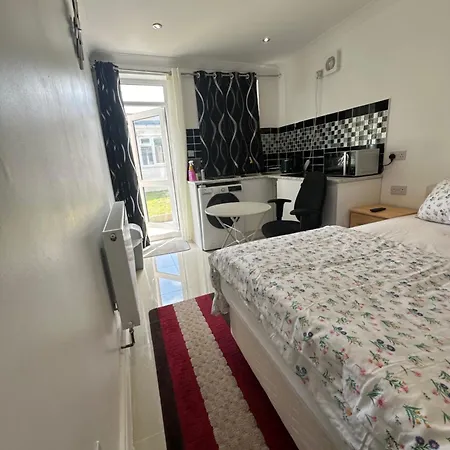 Luxury Ensuite In Crayford Dartford Bexley London With Full Kitchen And Side Garden Alleyway Entrance בית הארחה *