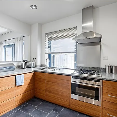 Liverpool St Modern 2 Bed Apartment *
