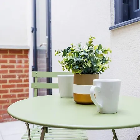 2 Bedroom Ground Floor In East Dulwich , Leisure , Ideal For Long Weekly & Monthly Offers London