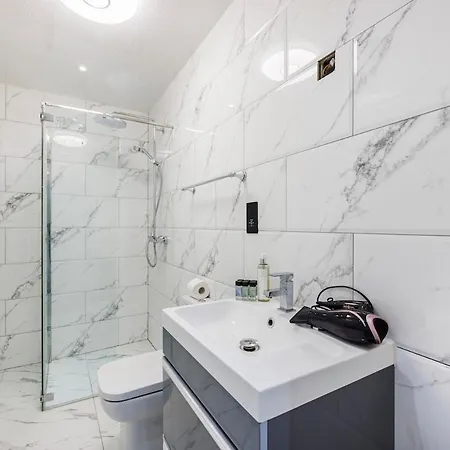 2 Bedroom Ground Floor In East Dulwich , Leisure , Ideal For Long Weekly & Monthly Offers London