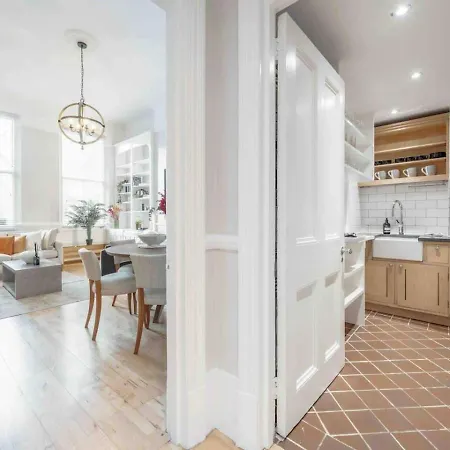 Cosy 2-bed In Earls Court *
