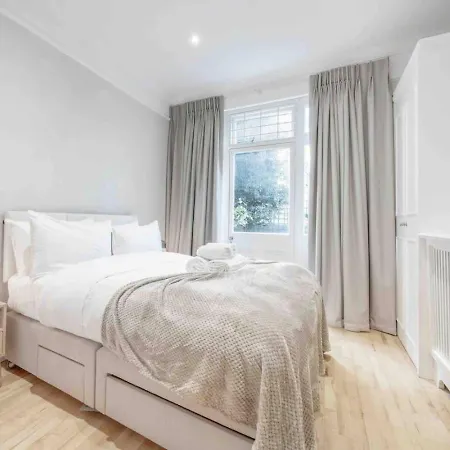 Cosy 2-bed In Earls Court * London