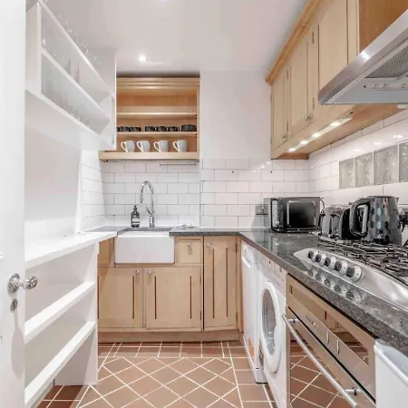 Cosy 2-bed In Earls Court Apartment *