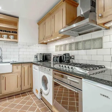 Cosy 2-bed In Earls Court
