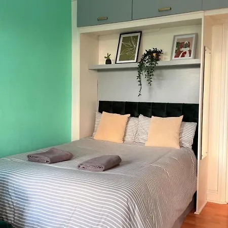 Large Flat Close To Tube Station Zone 2 런던