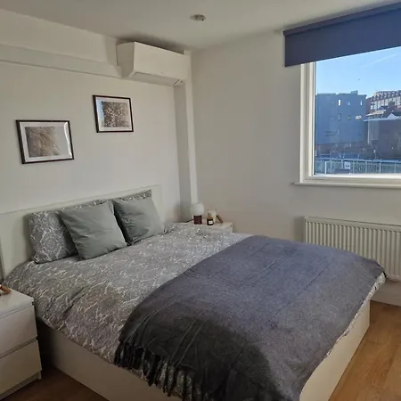 Apartment 1 Bed Flat At Forest Hill Station London