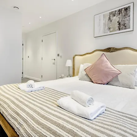 Trendy 3-bed, 2-bath - O2 Escape - Your Ideal * London