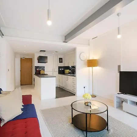 Modern 2-bed With Balcony In Stratford Λονδίνο