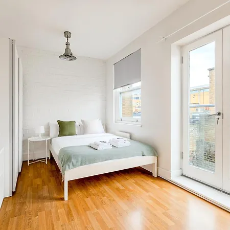 Lit & Airy In Vibrant Spitalfields Apartment