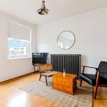 Apartment Lit & Airy In Vibrant Spitalfields London