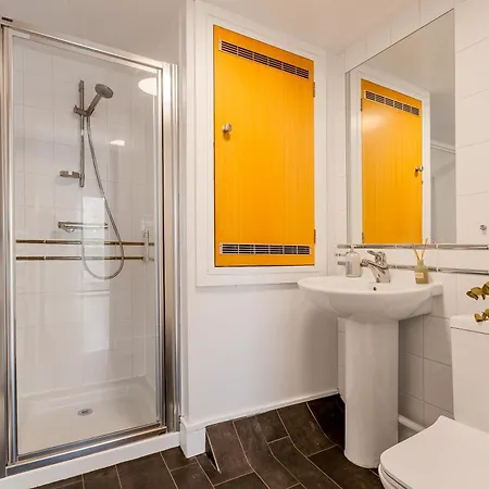 Lit & Airy In Vibrant Spitalfields *