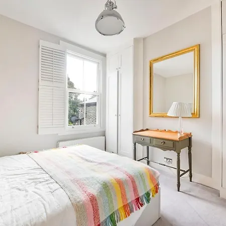 Victorian Charm 2-bed 2-bath With Private Garden Apartment