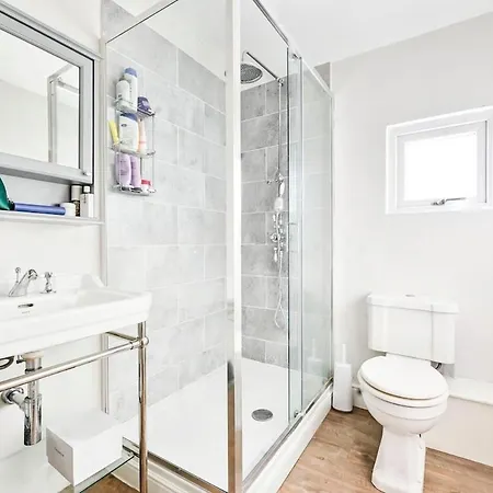 Victorian Charm 2-bed 2-bath With Private Garden Apartment *