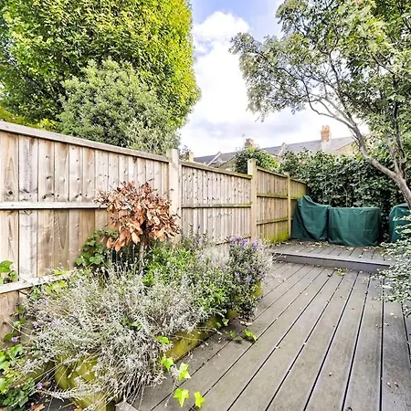 Apartment Victorian Charm 2-bed 2-bath With Private Garden London