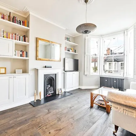 Victorian Charm 2-bed 2-bath With Private Garden London