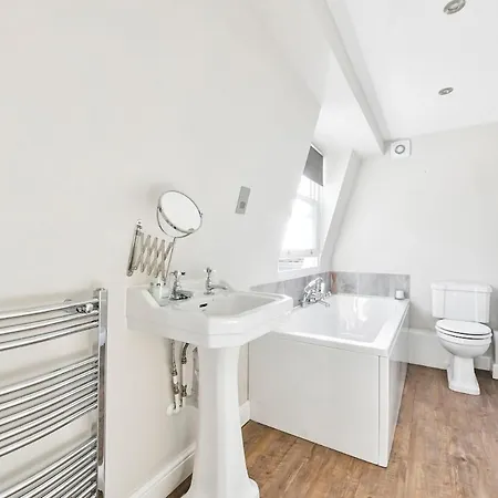 Victorian Charm 2-bed 2-bath With Private Garden London
