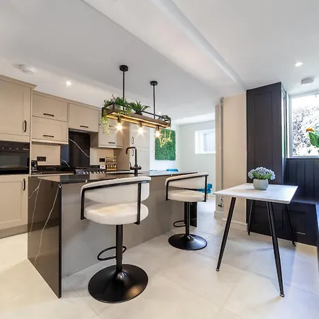 Apartment Peaceful 5br House With Garden & Terrace, Se