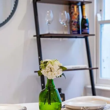 The Urban Minimalist- Notting Hill 2 Bed Lejlighed *