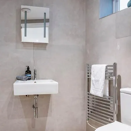 The Urban Minimalist- Notting Hill 2 Bed *