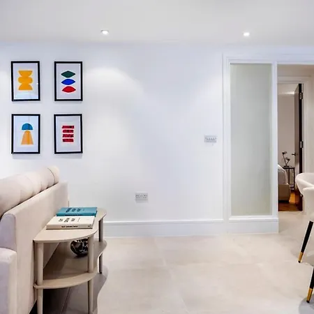 The Urban Minimalist- Notting Hill 2 Bed Lejlighed