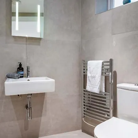 The Urban Minimalist- Notting Hill 2 Bed Lejlighed
