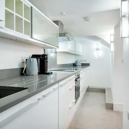 The Urban Minimalist- Notting Hill 2 Bed London