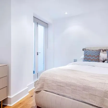The Urban Minimalist- Notting Hill 2 Bed