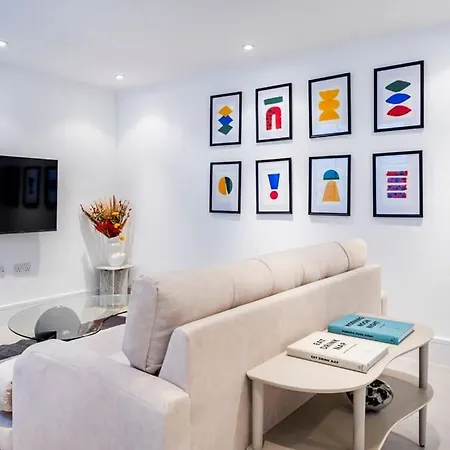 The Urban Minimalist- Notting Hill 2 Bed Lejlighed