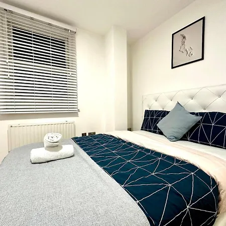 Deluxe Entire Flat In Centre Apartment London