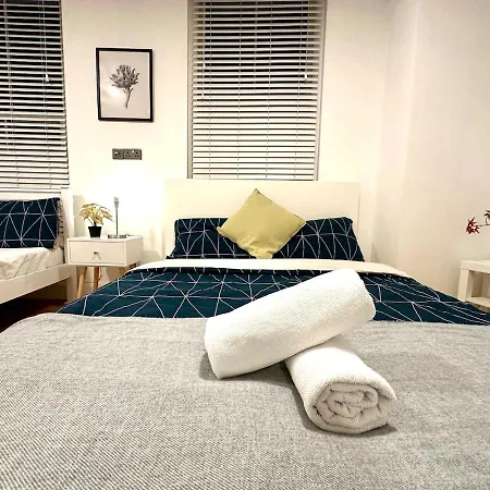 Deluxe Entire Flat In Centre Apartment London