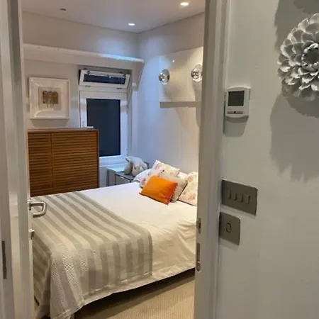 Modern Self-contained Ground And Basement Apartamento Londres