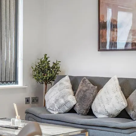 Brentford's Oasis With Gated Parking Apartment