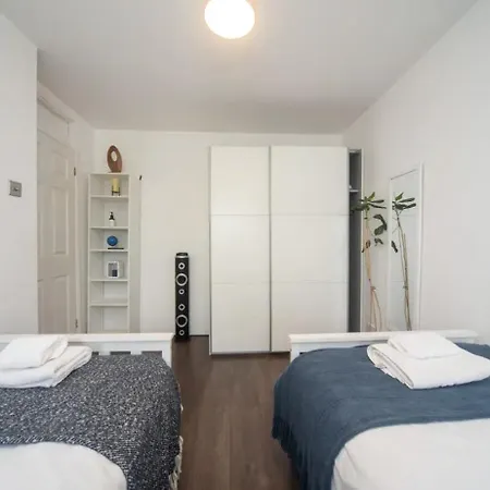 Spacious With Parking & Garden * Chessington