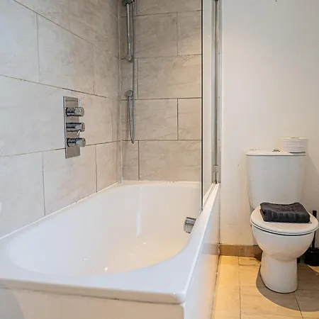 Spacious 2 Bedroom In Hackney Apartment *