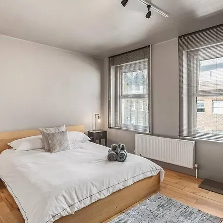 Spacious On Chapel Market Londra
