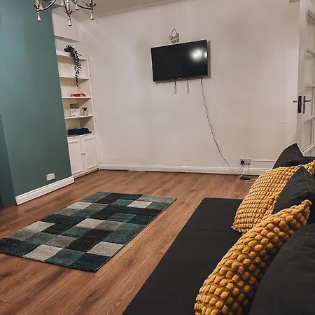 Cosy 2 Bedroom In Swiss Cottage. Apartmán *