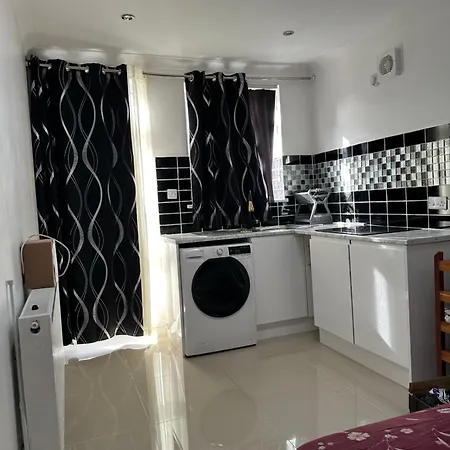 Luxury Ensuite In Crayford Dartford Bexley London With Full Kitchen And Side Garden Alleyway Entrance Erith